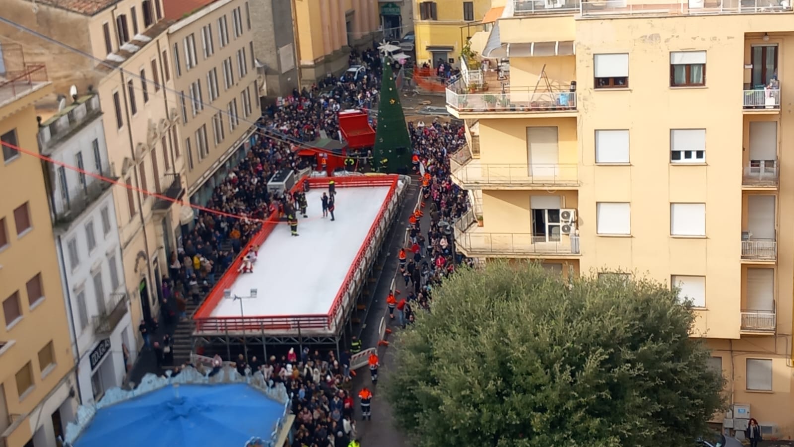 Velletri, le spettacolari immagini della discesa della Befana. In tanti in piazza Cairoli