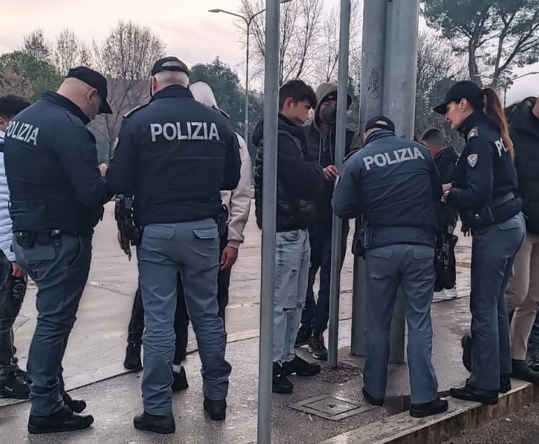 Frosinone, proseguono i controlli delle forze dell’ordine allo scalo. Identificate 350 persone