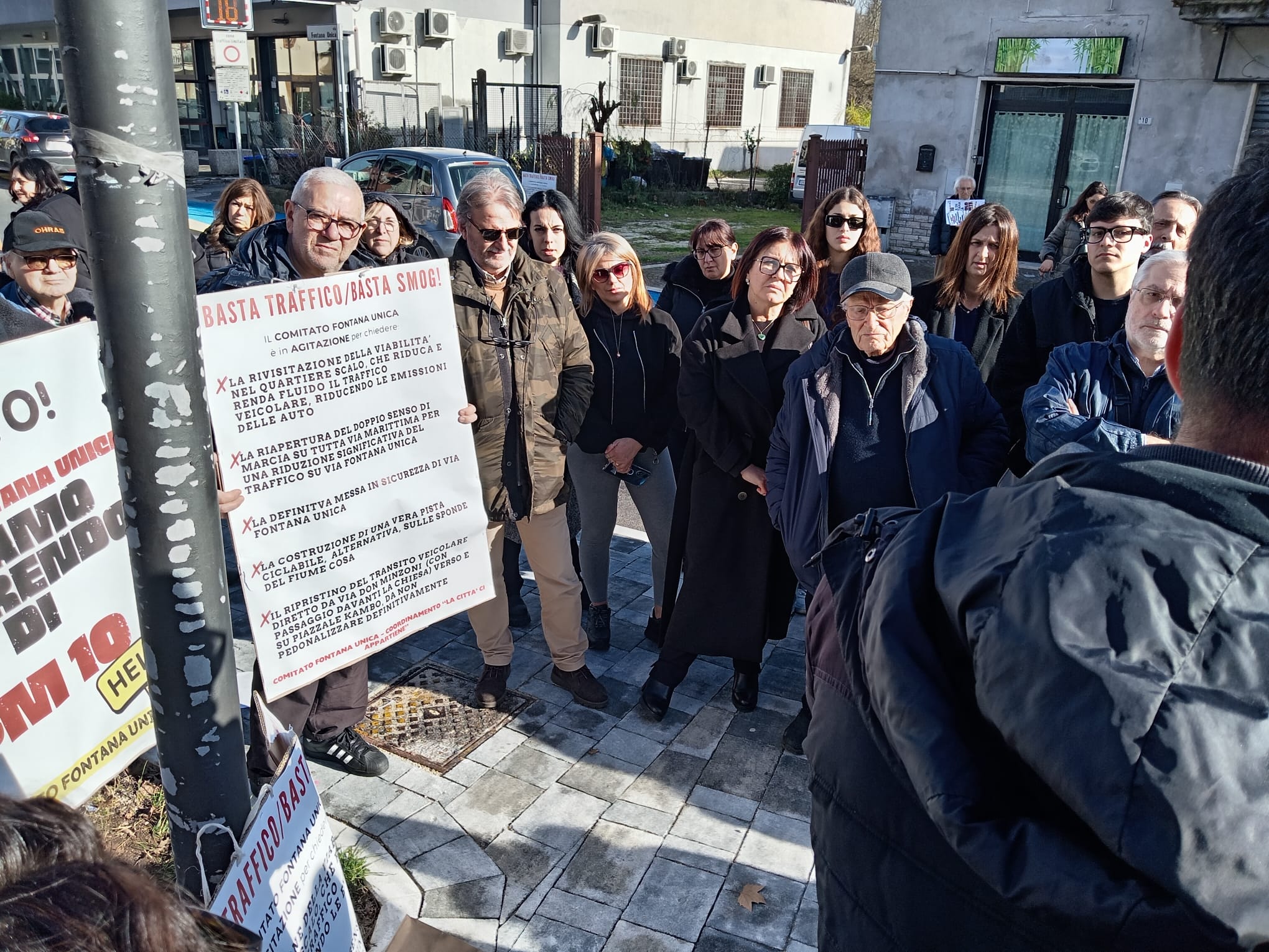 Frosinone, i cittadini bocciano la giunta Mastrangeli. Al flah mob in via Fontana Unica proposte e proteste.