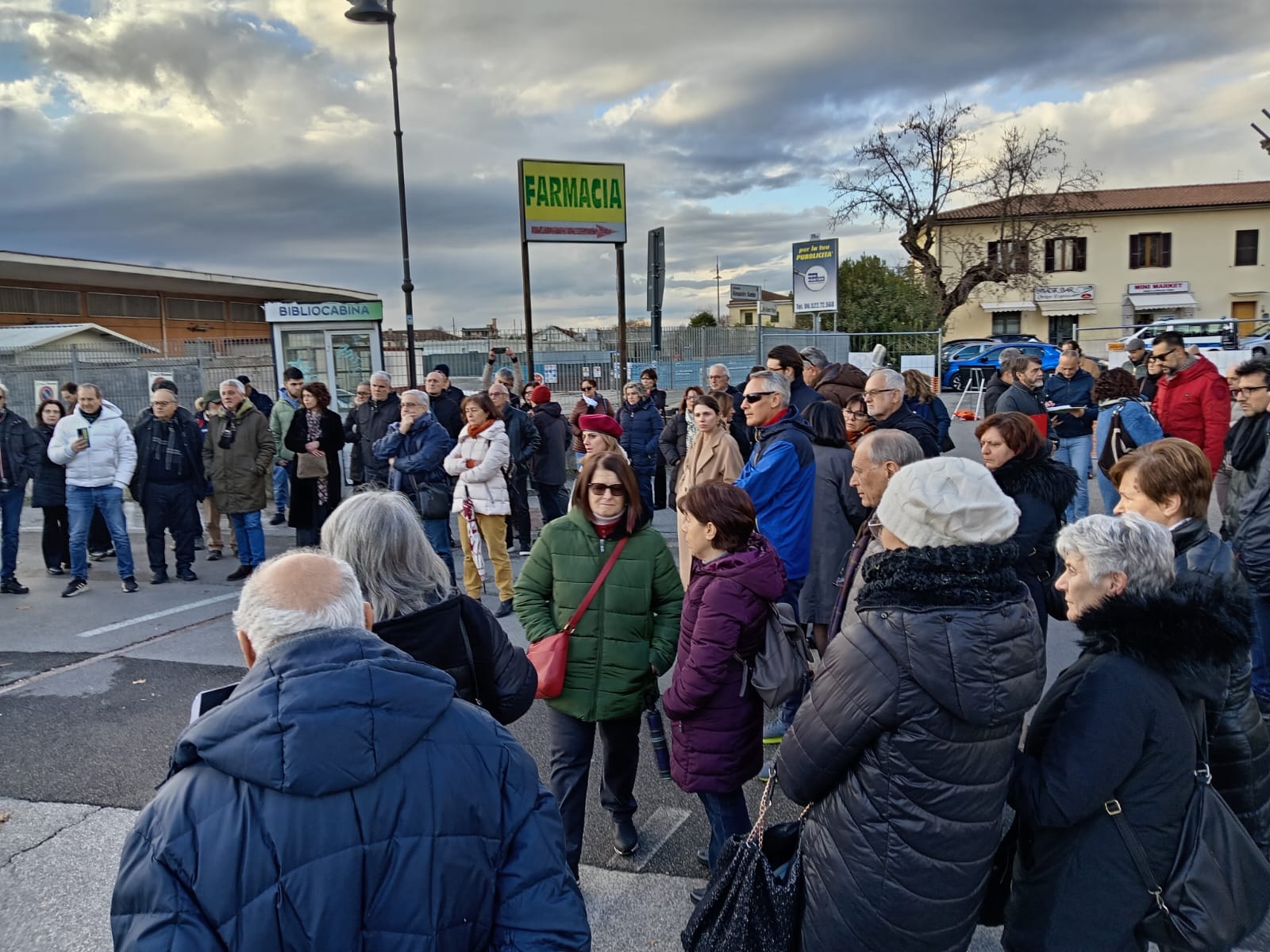 Frosinone, oltre cento persone al flah mob contro la pedonalizzazione di piazzale Kambo