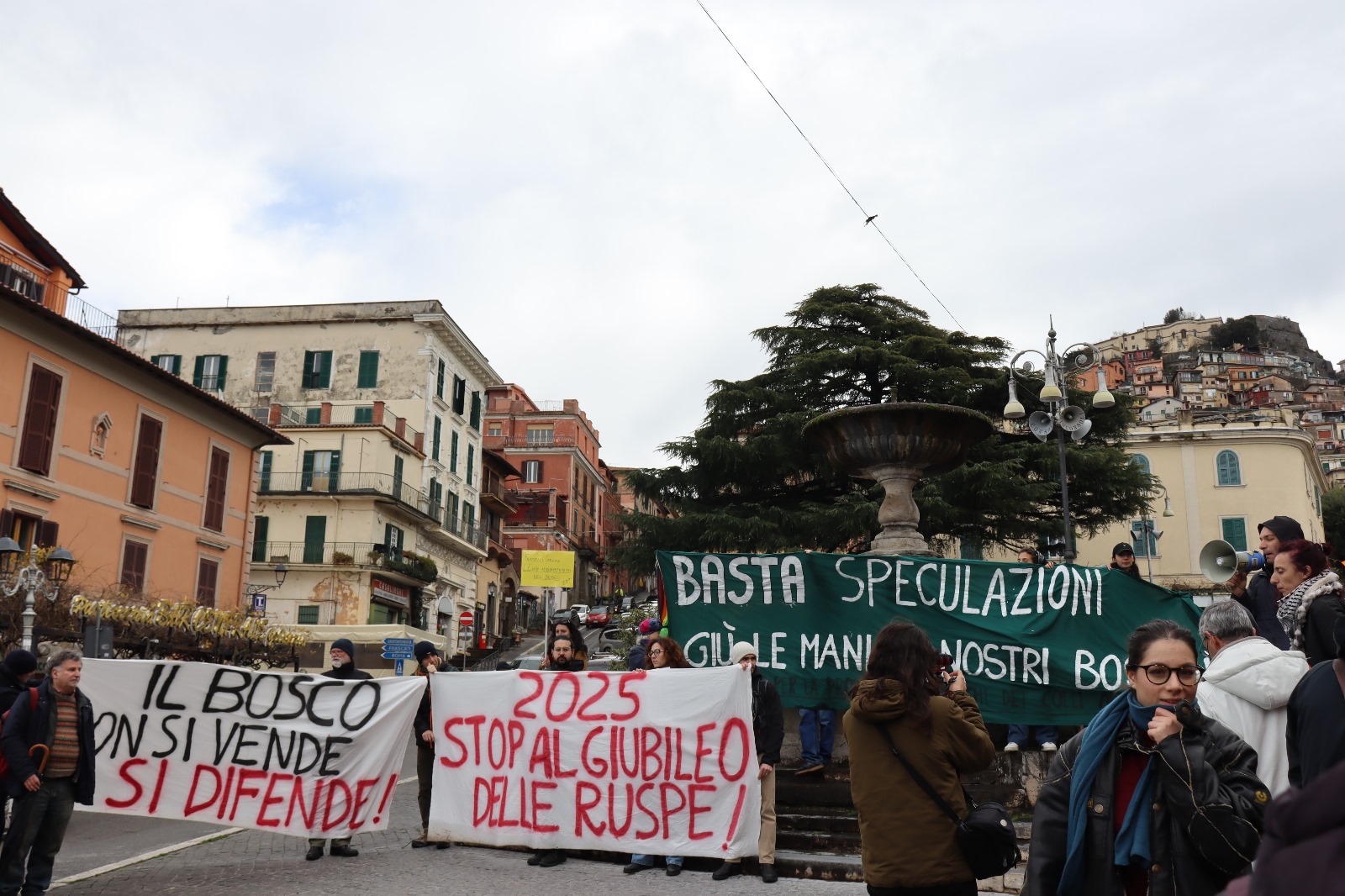 Rocca di Papa, i cittadini manifestano a tutela dei boschi. “Il bosco non si vende, il bosco si difende”