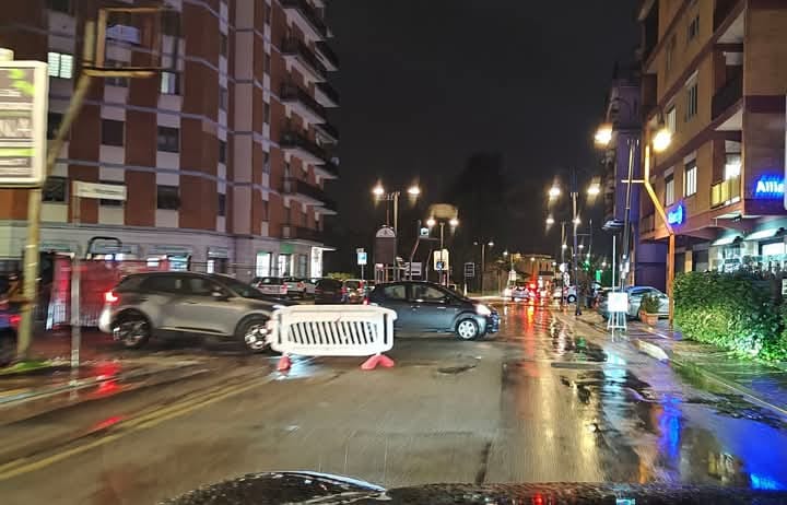 Via Marittima si sbriciola l’asfalto in più punti.